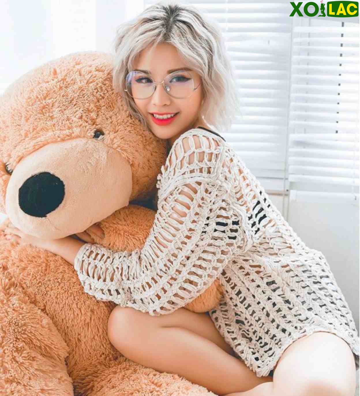 Cô nàng đeo kính trông rất đáng yêu bên chú gấu bông 